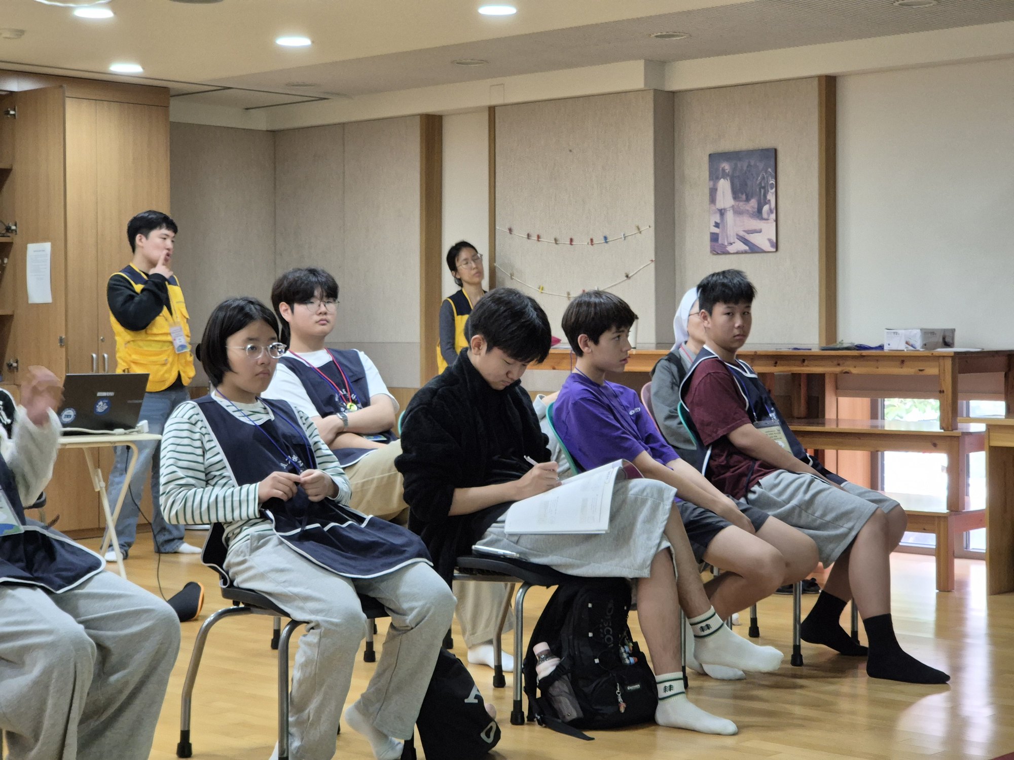 화면을 보며 집중하는 친구들