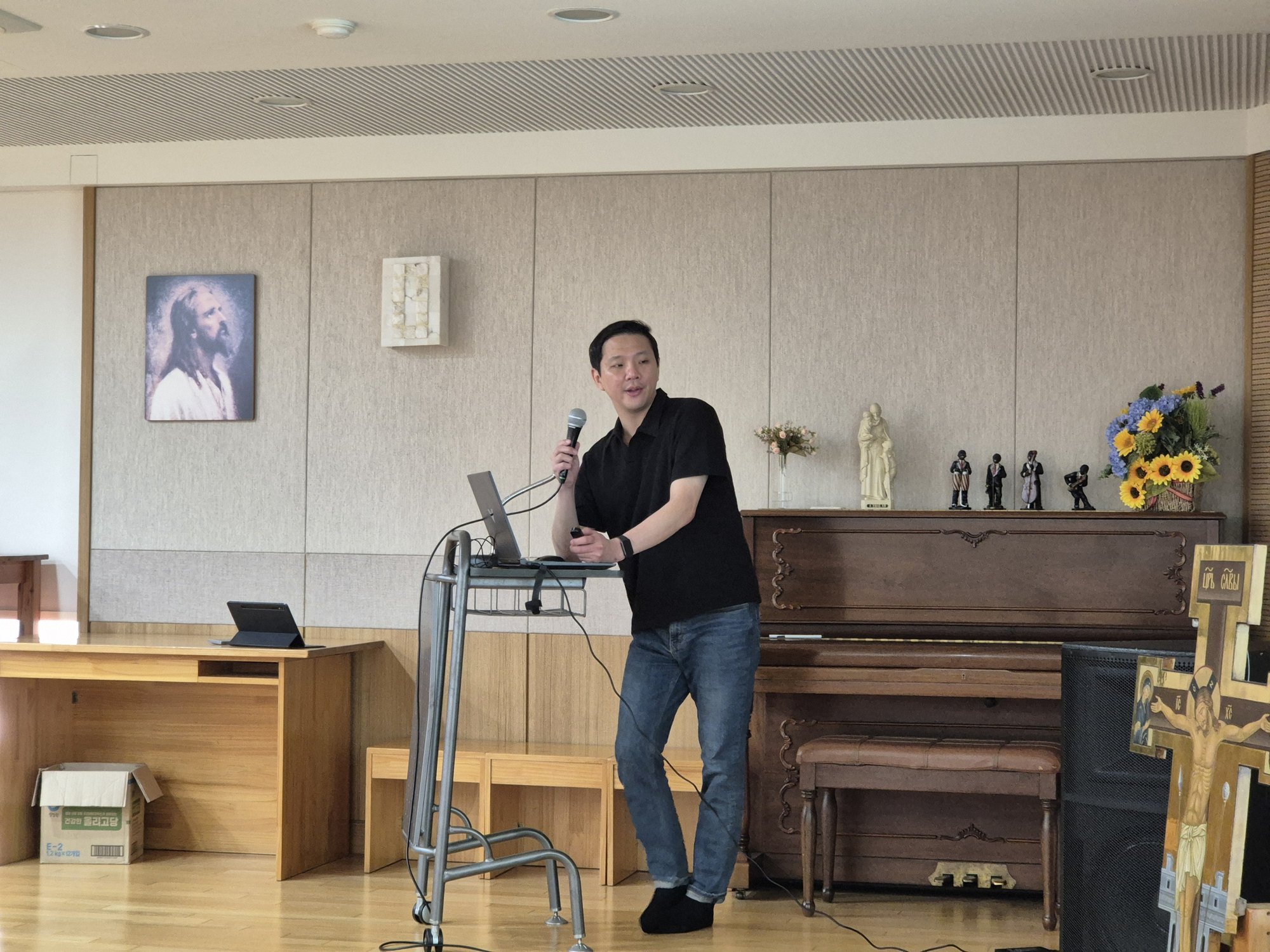 마이크를 들고 연탄봉사 OT를 진행하는 지도자 선생님