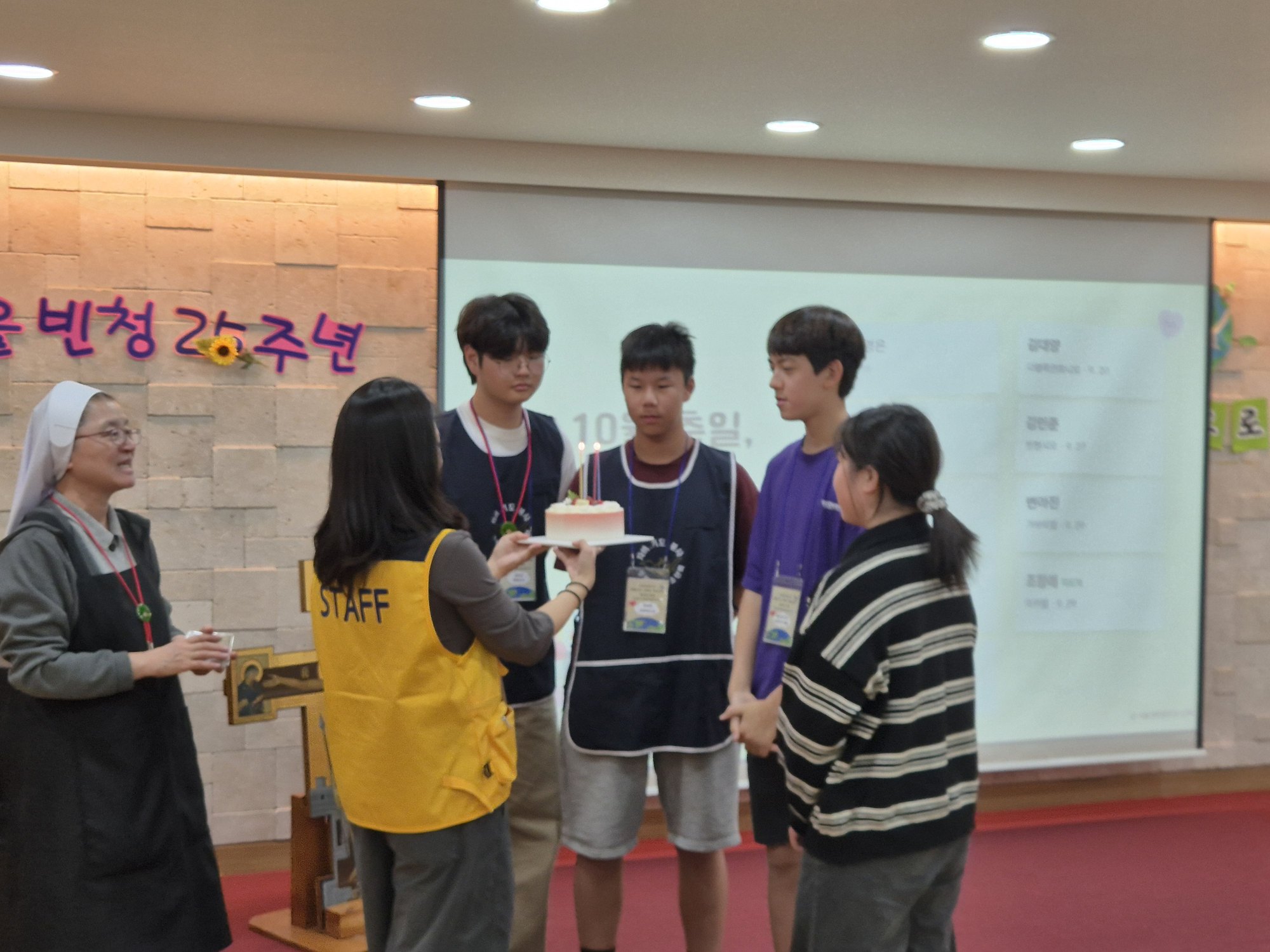 축하 노래를 부르는 친구들