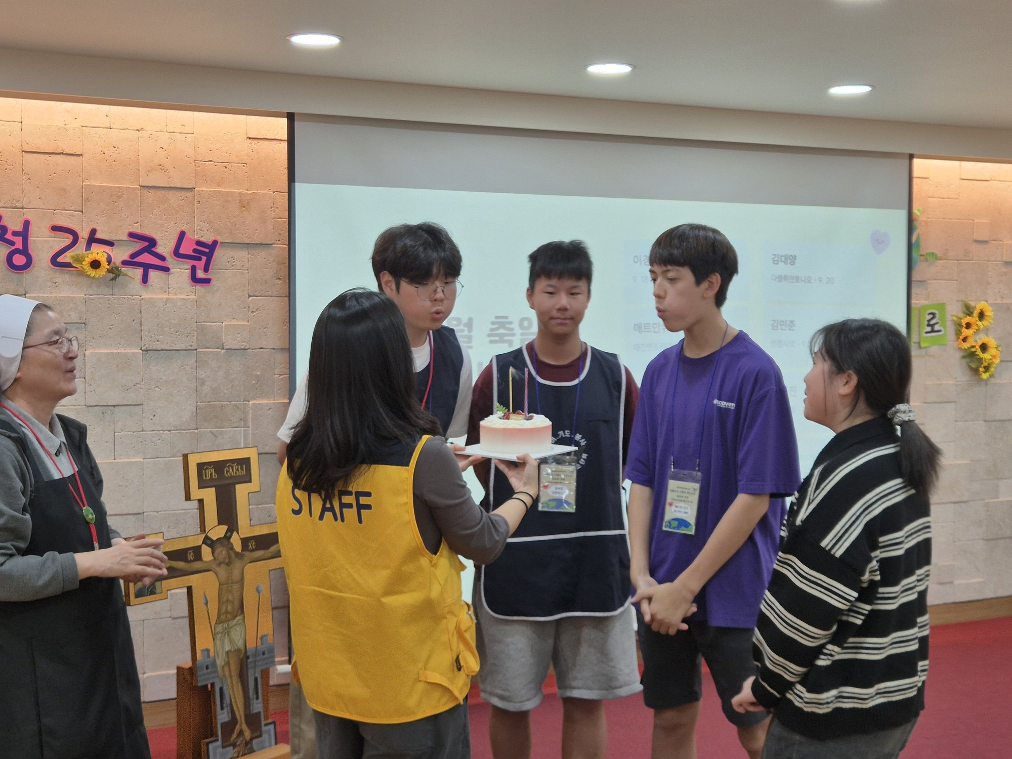 케이크 앞에 나란히 선 친구들
