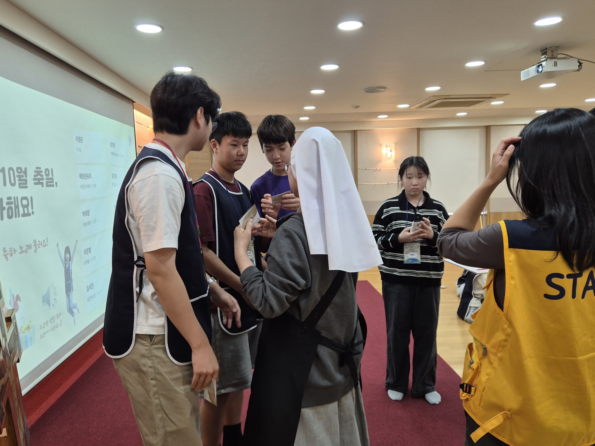 친구에게 카드를 건네는 수녀님