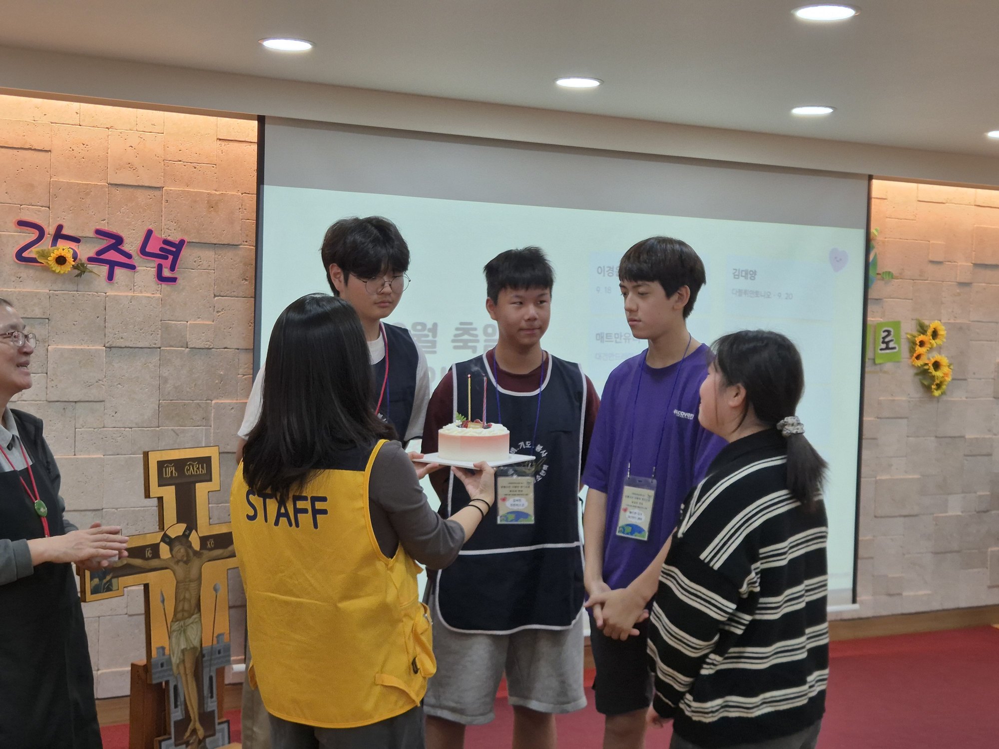 촛불이 켜진 케이크와 친구들