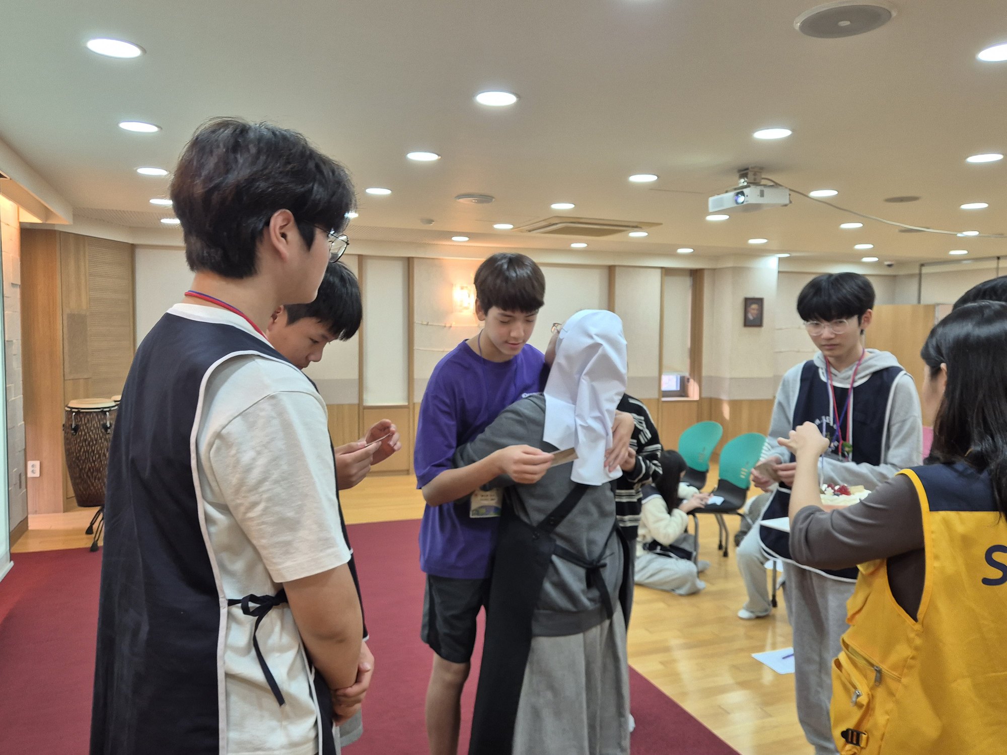 카드를 든 친구를 수녀님이 안아 주는 뒷모습