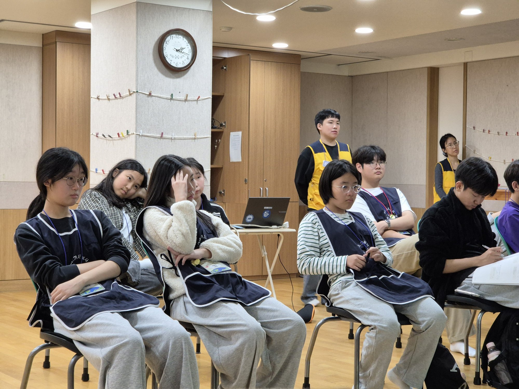 의자에 나란히 앉아 OT를 듣는 친구들
