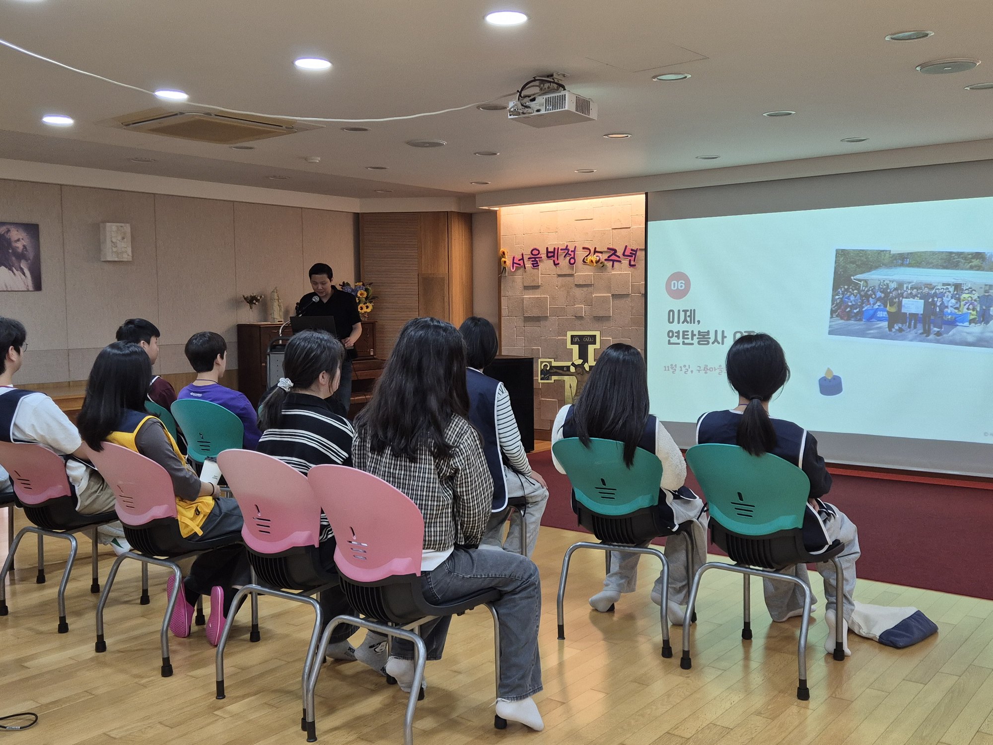 OT 화면 앞에서 이야기하는 선생님