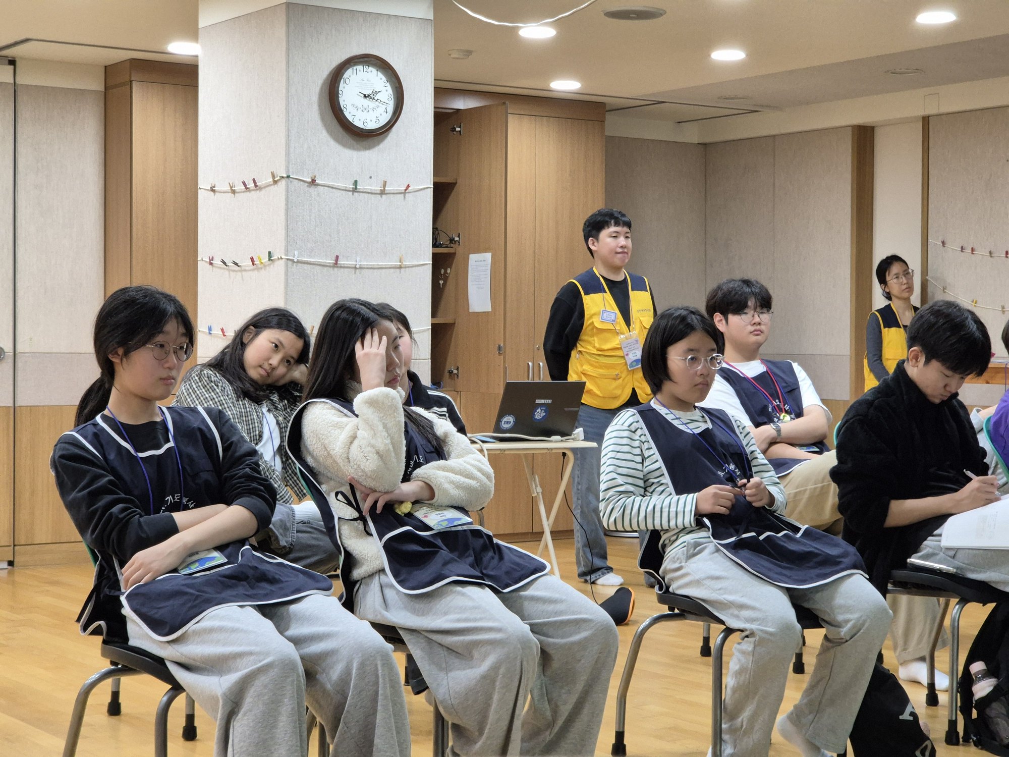 의자에 앉아 OT를 듣는 친구들