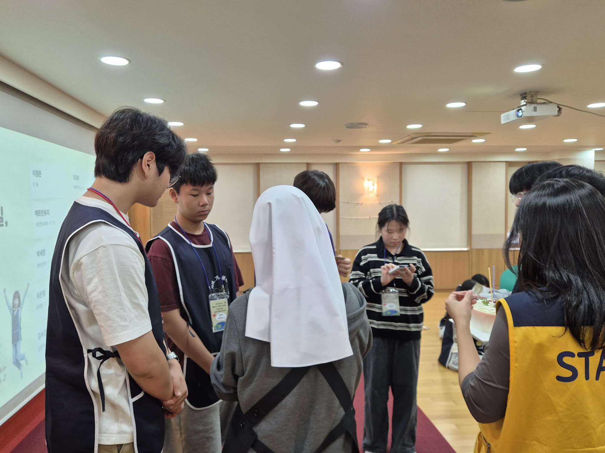 카드를 손에 든 친구들