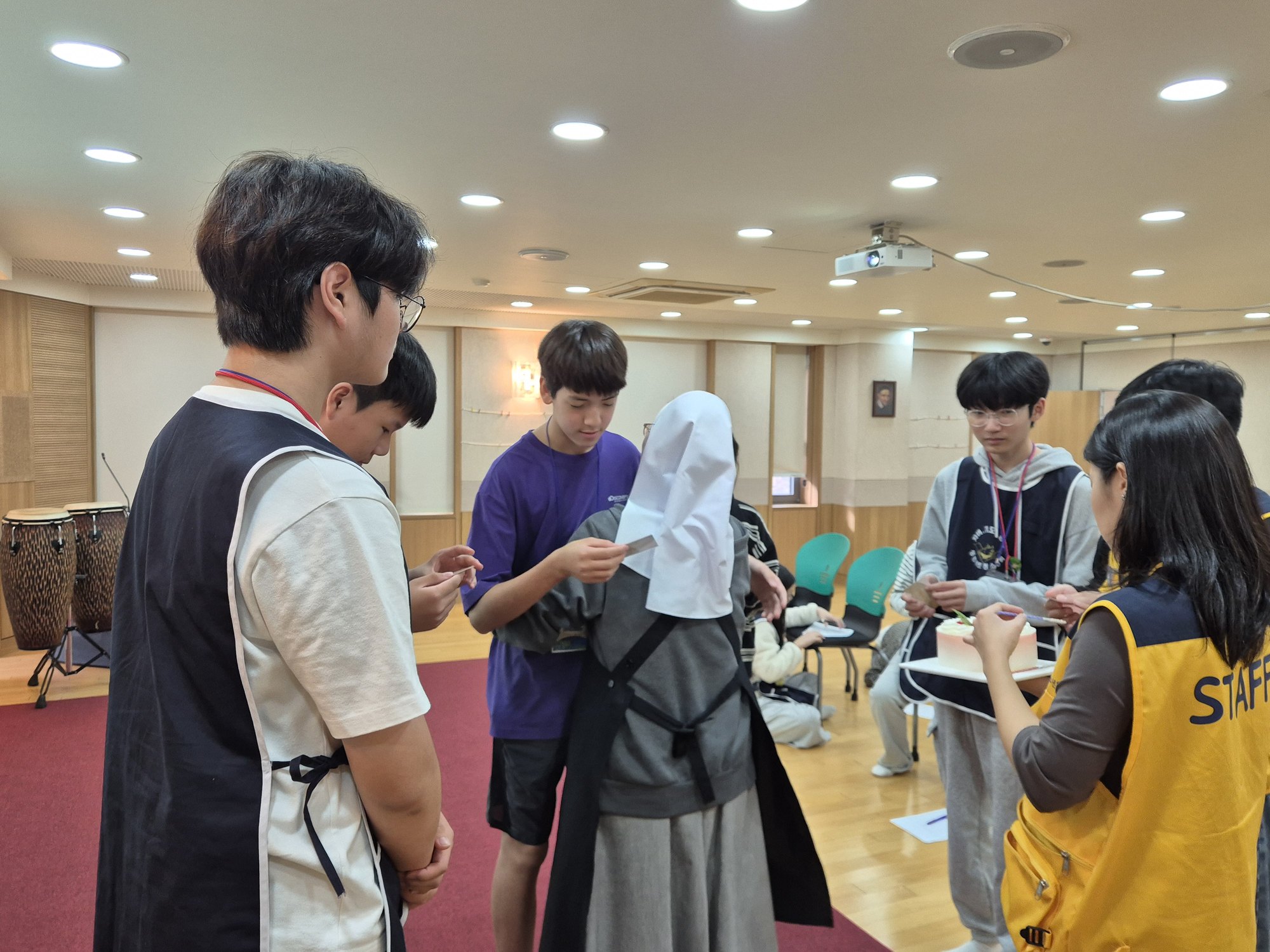 카드를 든 친구를 안아 주는 수녀님