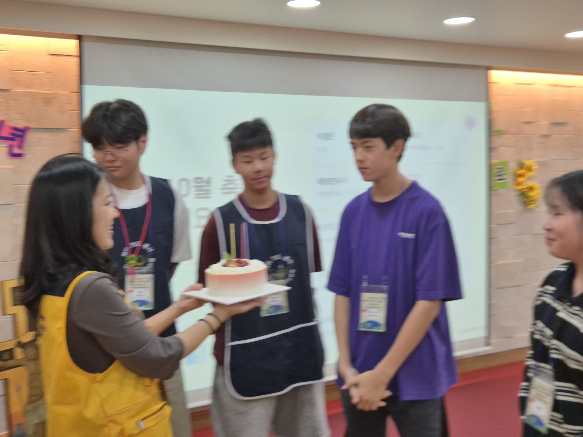 케이크를 내밀며 웃는 선생님