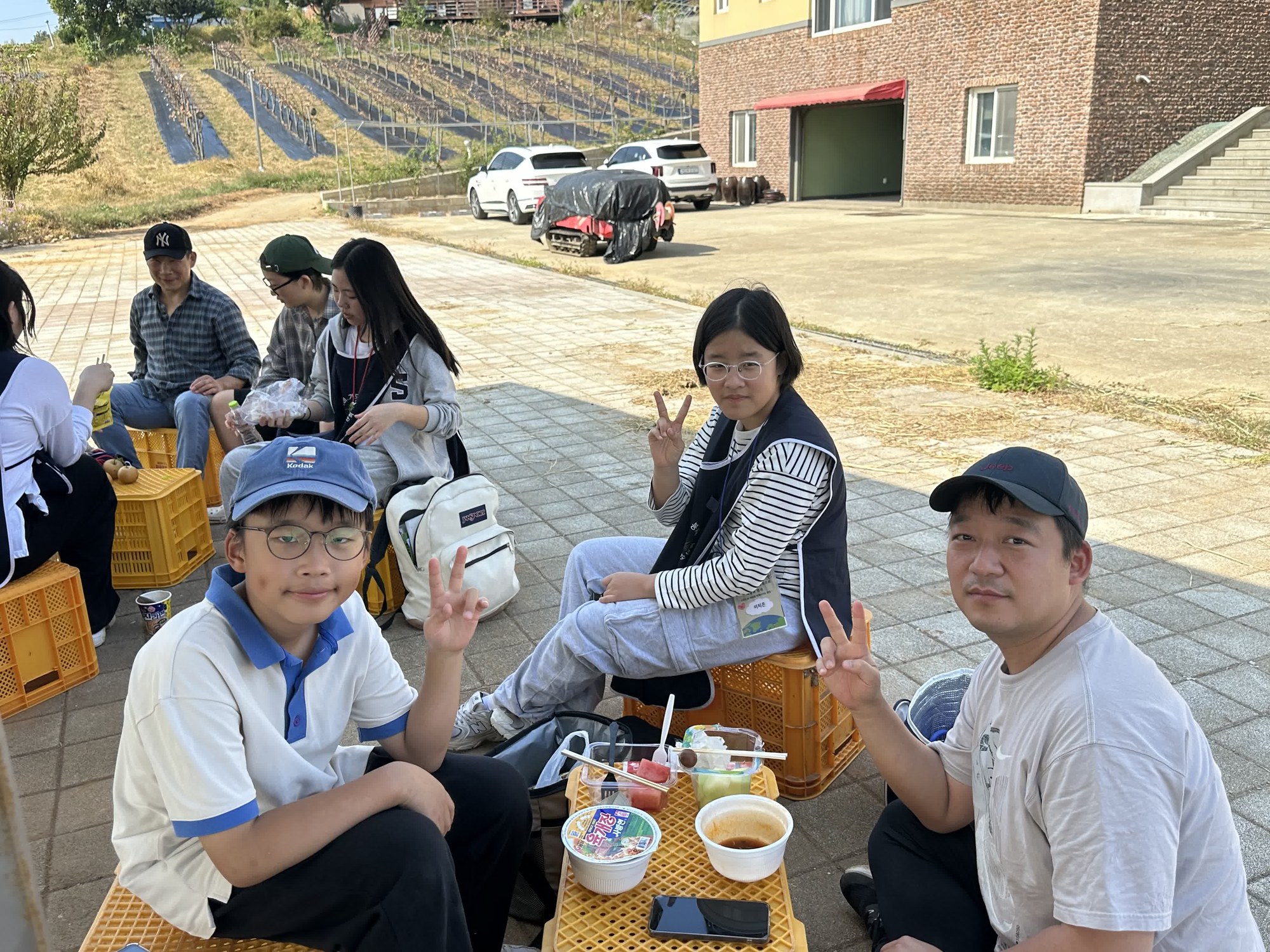 간식 그릇을 앞에 두고 브이를 그리는 세 사람
